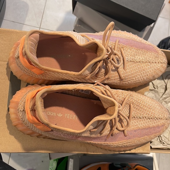 Yeezy 350 - Picture 3 of 4